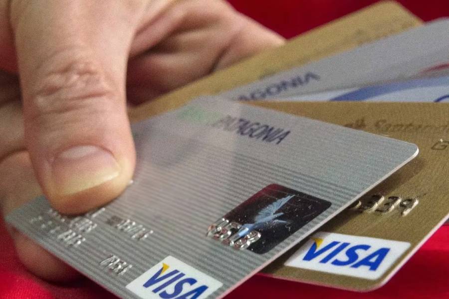 Los bancos empiezan a reducir el costo de financiarse con las tarjetas de crédito