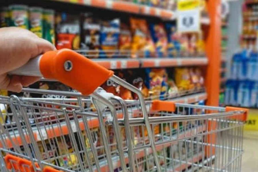 Las ventas en supermercados cayeron 17,8% en octubre, según el Indec