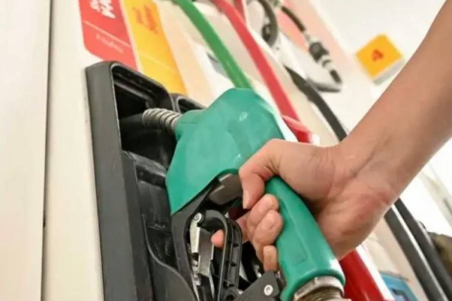 Aumenta la nafta: el Gobierno actualizó los impuestos a los combustibles