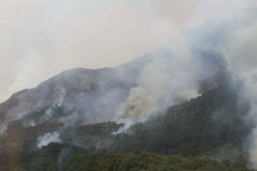 Sigue activo el incendio en el Parque Nacional Nahuel Huapi y ya arrasó con más de 1.800 hectáreas