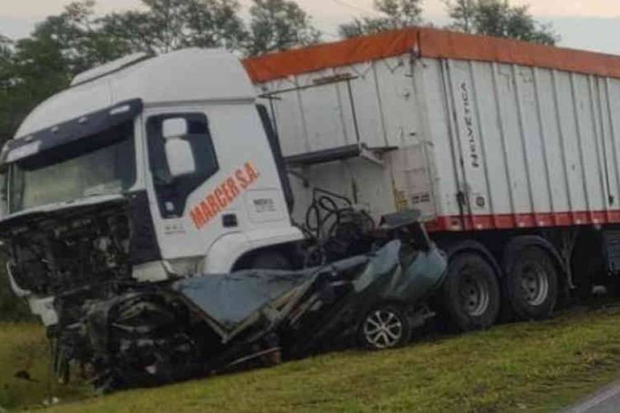 Se matan dos personas al colisionar su automóvil con un camión 