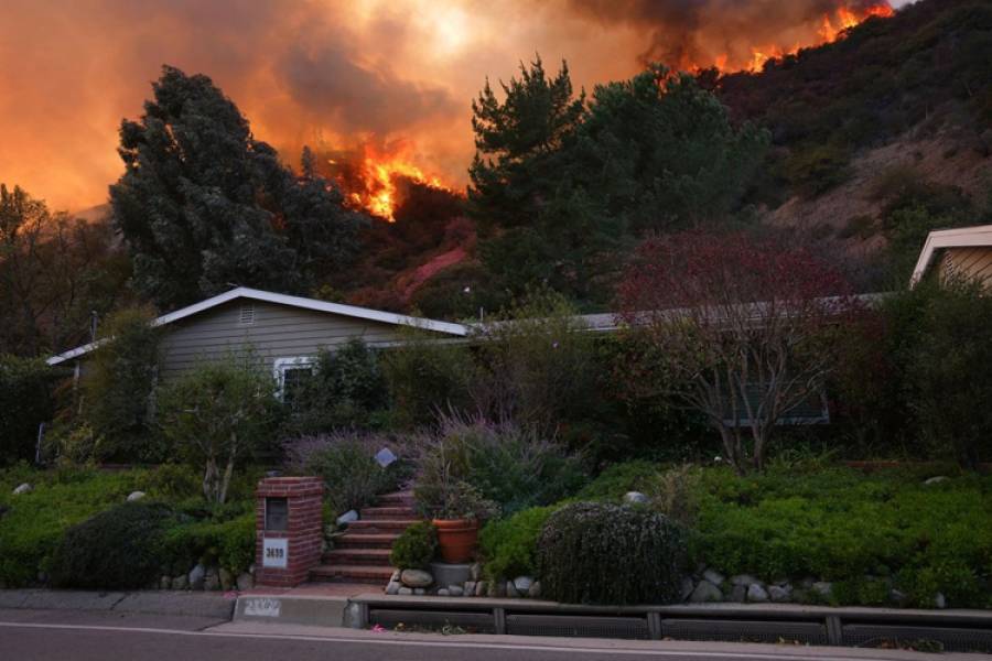 Miles de personas están bajo órdenes de evacuación en el condado de Los Ángeles