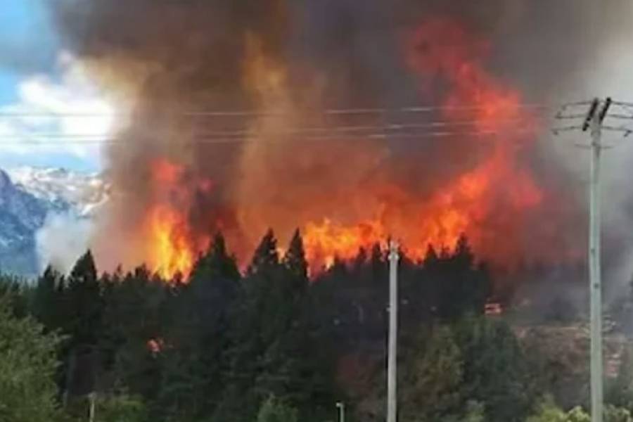 Feroz incendio en Epuyén: se consumieron más de 2 mil hectáreas y debieron evacuar 200 viviendas