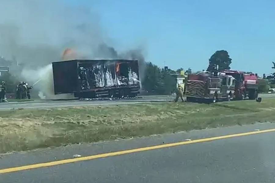 Colapso en la Ruta 2 camino a Mar del Plata: se prendió fuego un camión