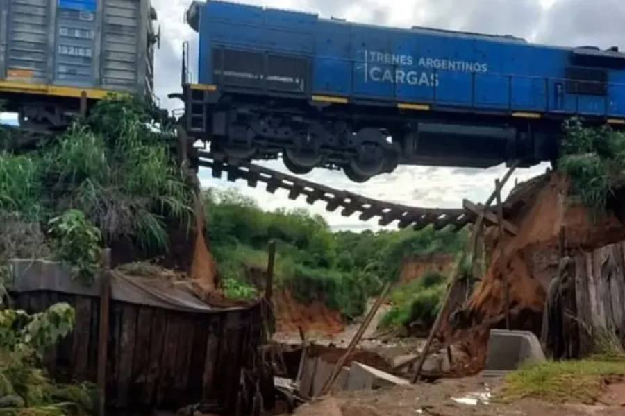 Salta: un tren quedó colgando tras romperse parte de un puente en Horcones