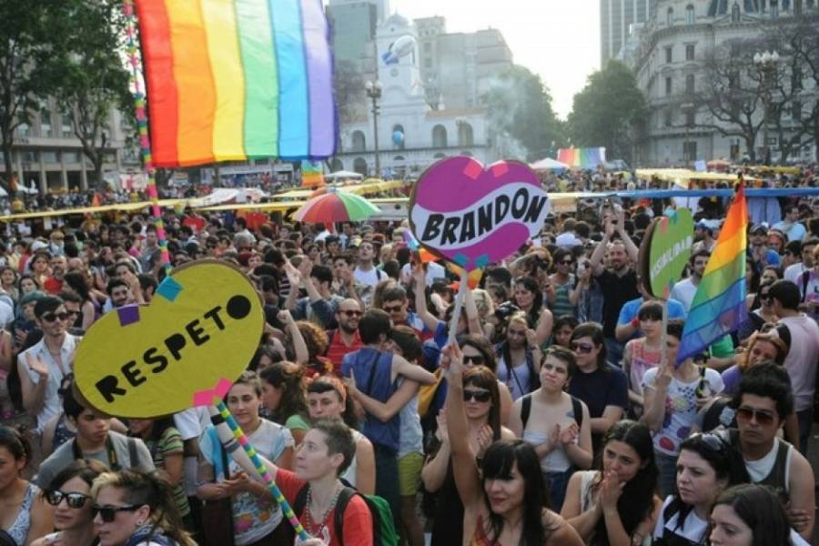 El colectivo LGTBIQ+ marcha a Plaza de Mayo en rechazo del discurso de Javier Milei contra la diversidad