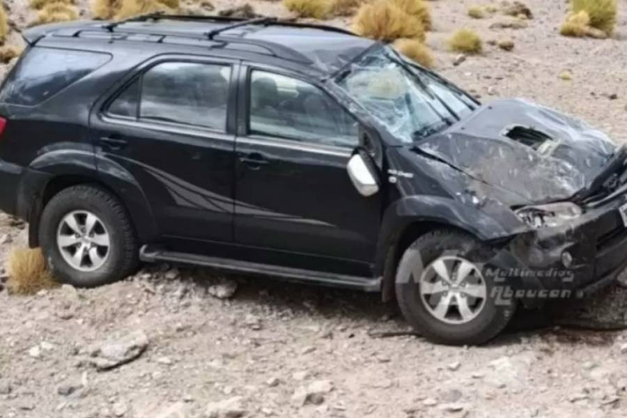 Se salvaron de milagro tras volcar con su camioneta