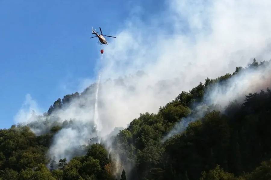 El incendio en el Parque Nacional Lanín sigue activo, en el Nahuel Huapi avanza sin control y en El Bolsón continúan los trabajos de limpieza