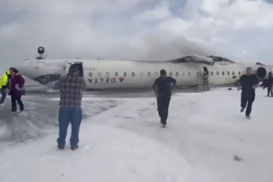 Impactante: se estrelló y volcó un avión en el aeropuerto de Toronto