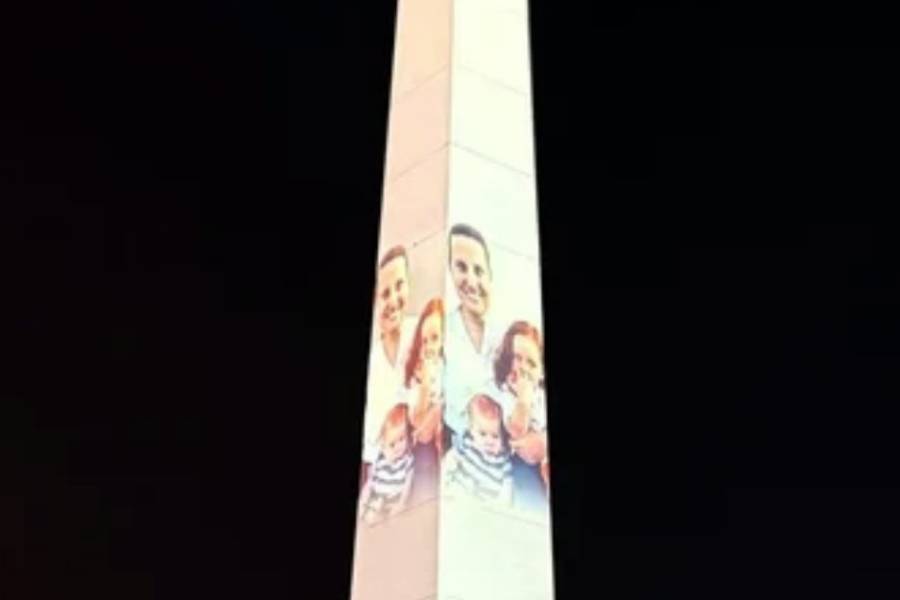 Intervinieron el Obelisco con un mapping en apoyo al papa Francisco y en homenaje a la familia Bibas