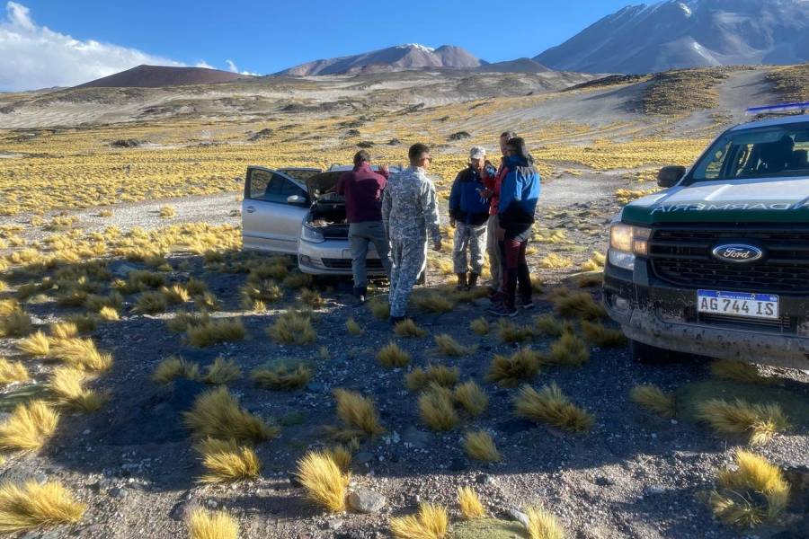 Rescate en alta montaña: Gendarmes auxilian a andinistas varados en el Volcán Incahuasi