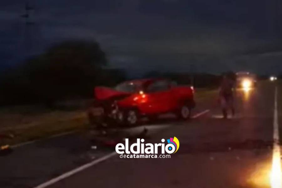 Un automóvil terminó volcando tras impactar de frente con una camioneta.