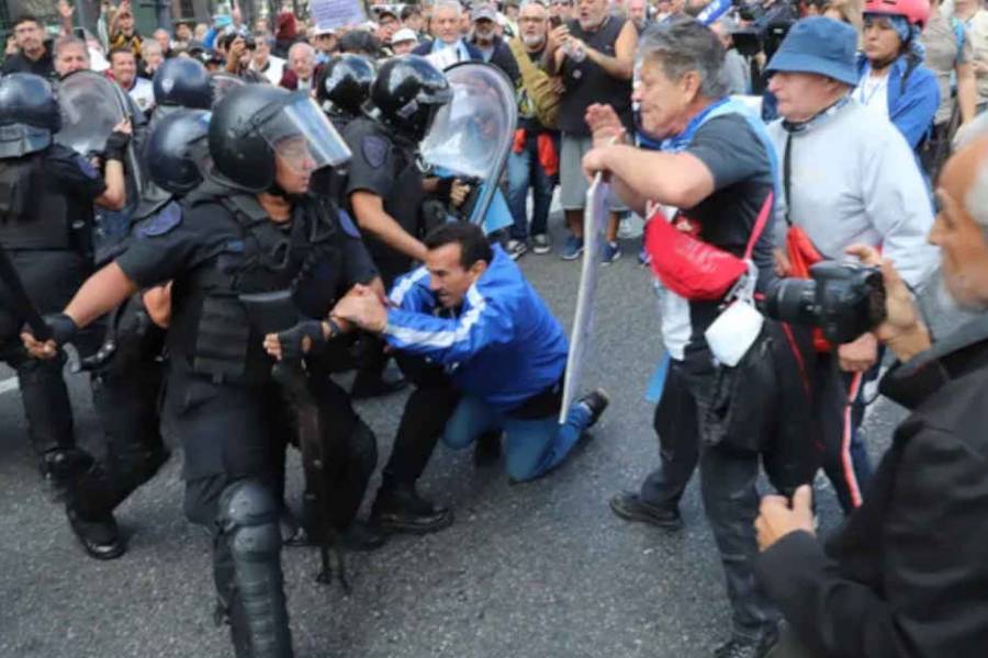 Gendarmería y Prefectura reprimen a jubilados e hinchas en la manifestación en Congreso