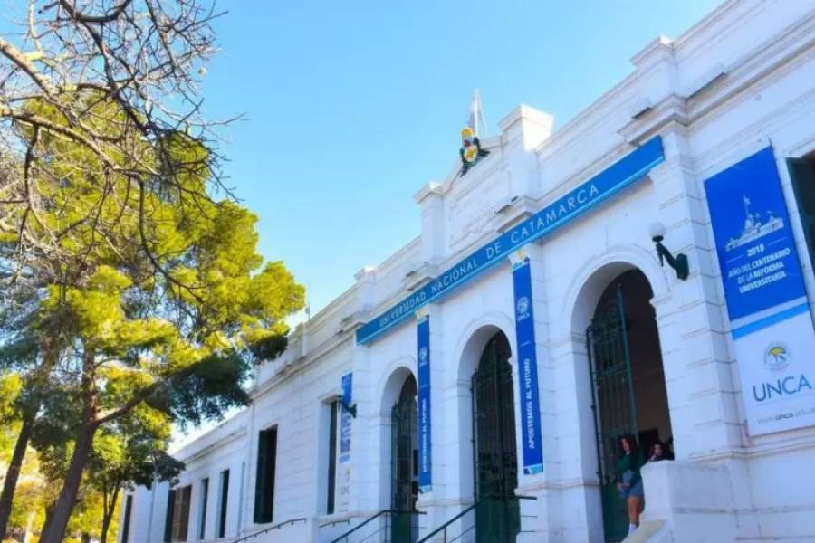 Universitarios con medidas de fuerza