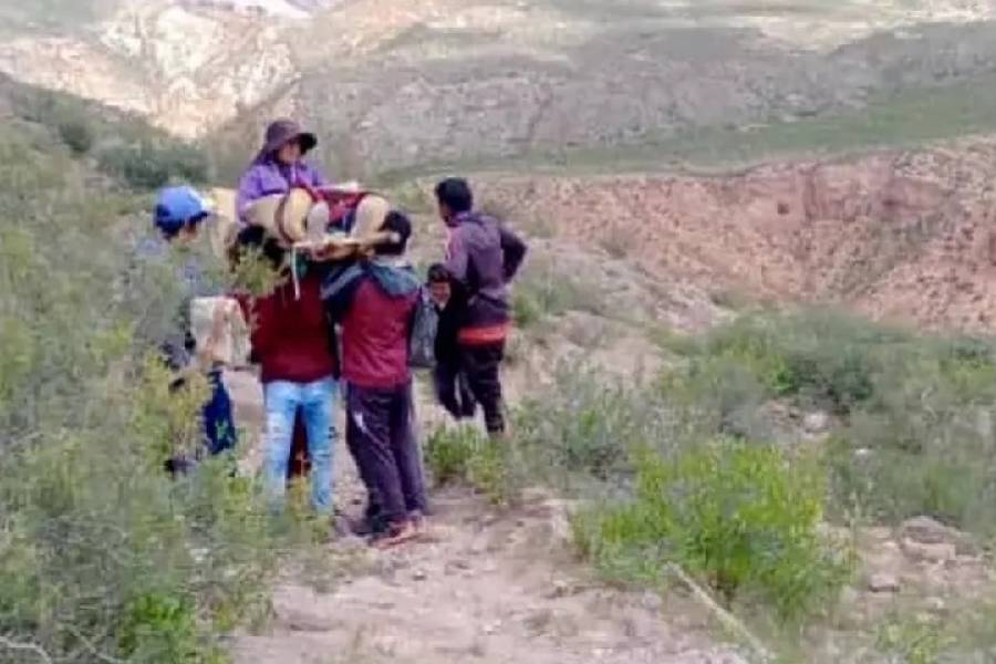 El Tolar: Tuvieron que trasladar 28 km a pie a una joven con hemorragia