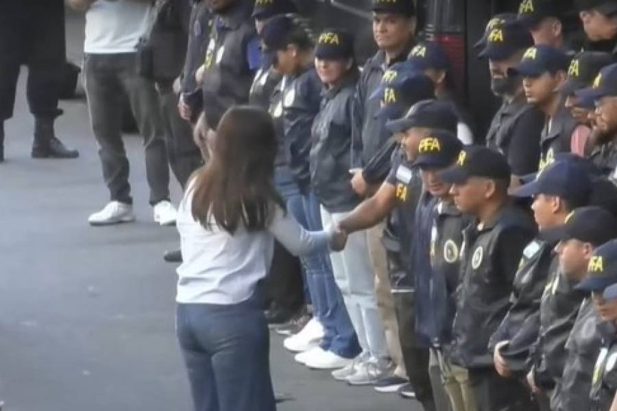 Victoria Villarruel salió a saludar a los policías frente al Congreso tras la aprobación del DNU