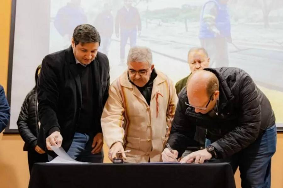 Jalil firmó convenio con municipio de Tinogasta por obras de asfaltado