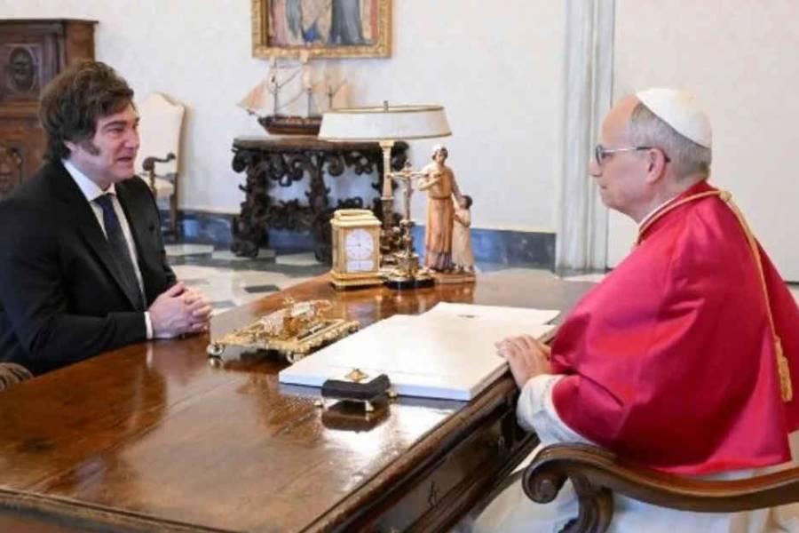 León XIV le confirmó a Milei que visitará Argentina, según Manuel Adorni