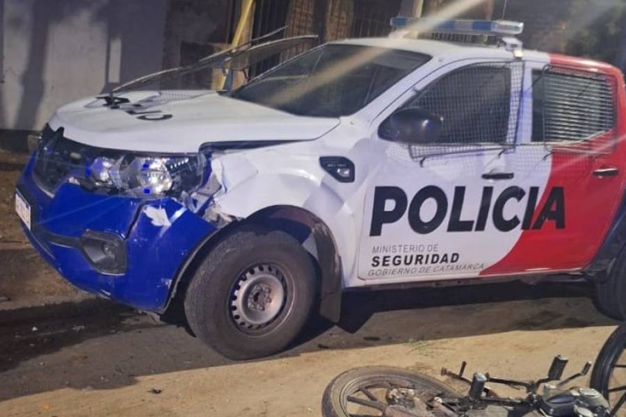 Persecución en Choya: Dos adolescentes chocaron contra un móvil policial mientras huían en moto