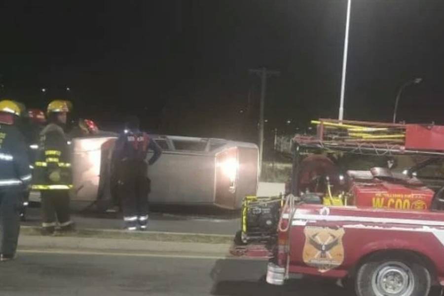 Vuelco en Valle Viejo con personas atrapadas dentro del vehículo