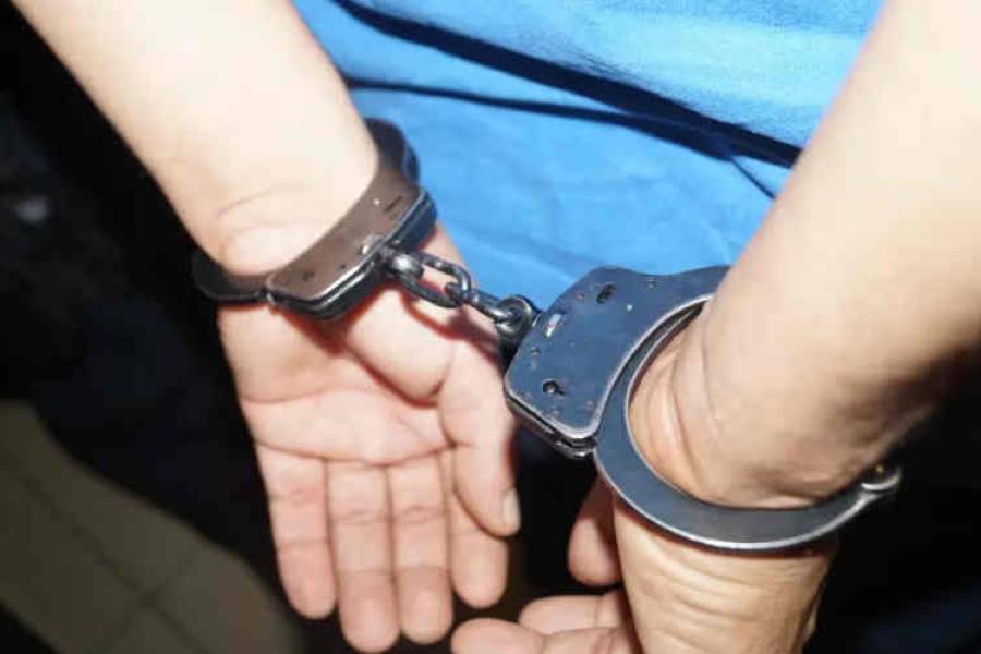 Fue detenido tras golpear a su pareja en plena vía pública