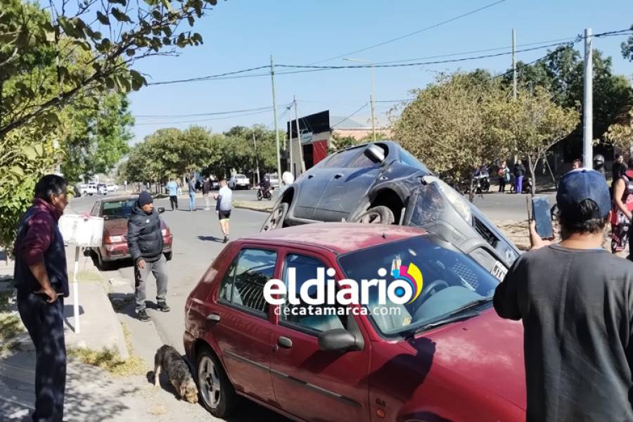 Espectacular: Un Renaul se montó arriba de un viejo Ford Fiesta