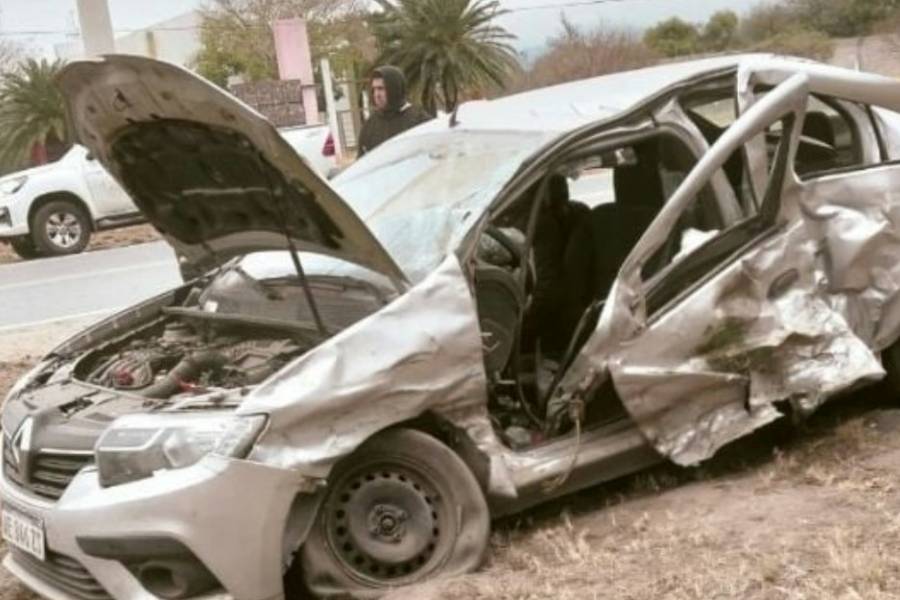 Viajaba en un remis y quedó atrapada tras colisionar con una camioneta