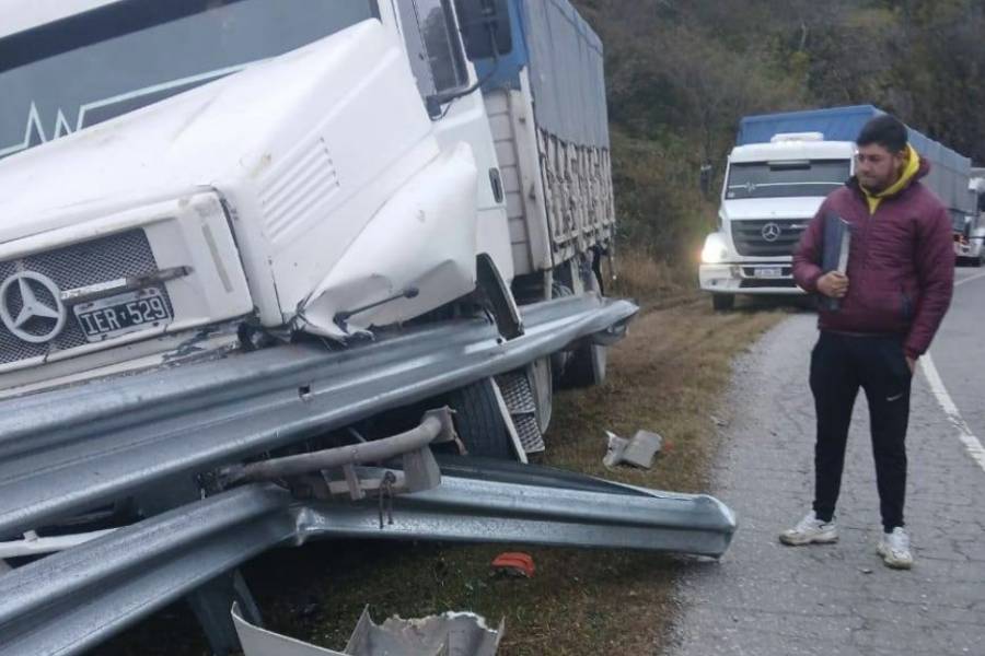 Camión chocó contra el guardarraíl en la Cuesta del Totoral