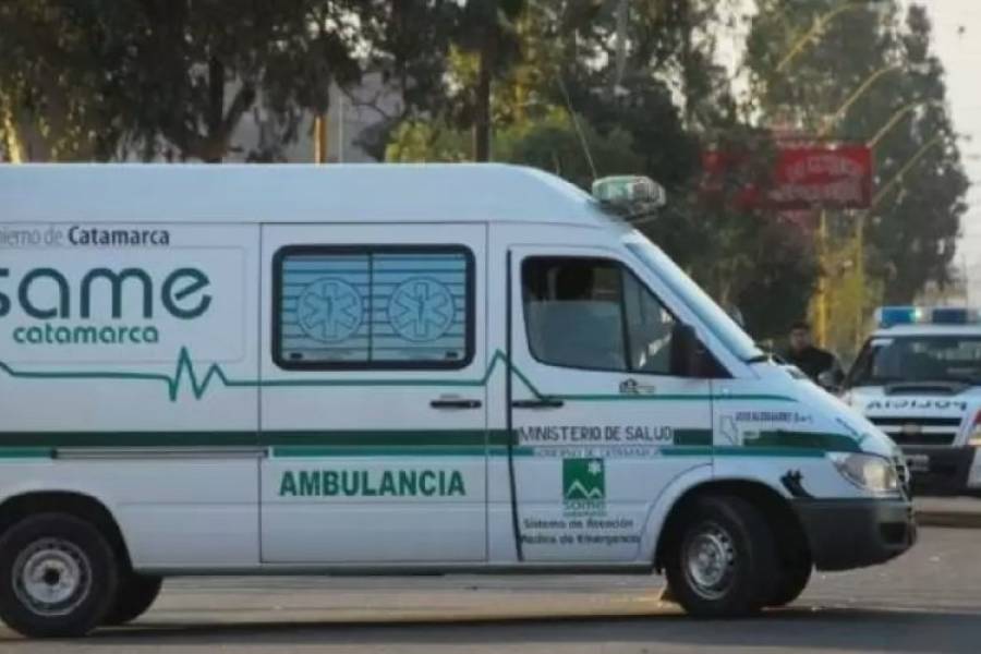 Choque en la rotonda: Una camioneta impactó contra un vehículo estacionado y dejó una mujer herida