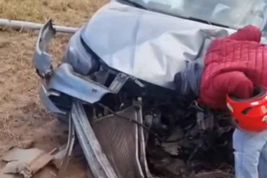 Se salvó de milagro: Chocó contra un poste de tendido eléctrico