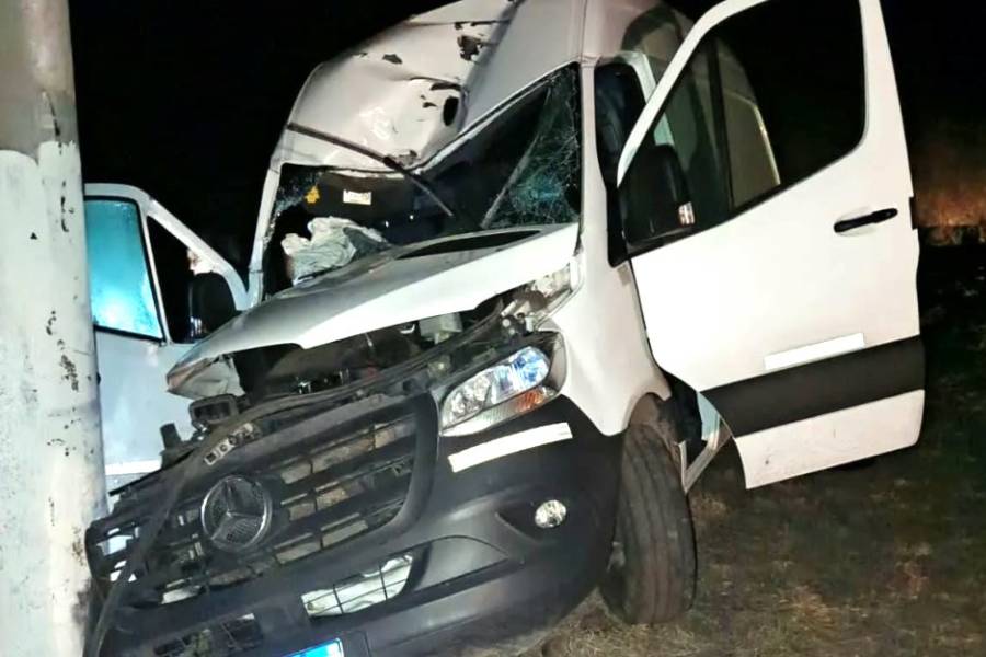 Joven en grave estado tras impactar su vehículo contra un poste en El Rodeo