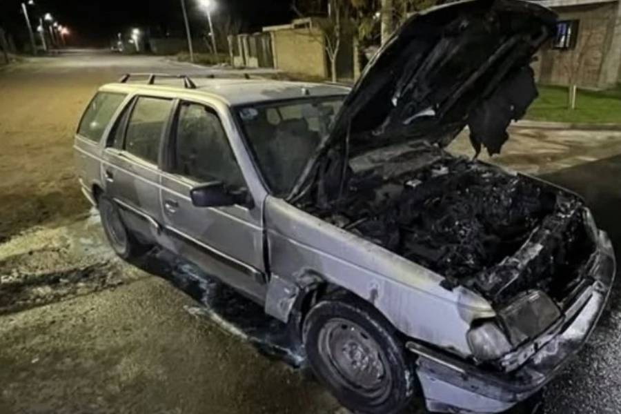 Se incendió un automóvil en el norte de la Ciudad