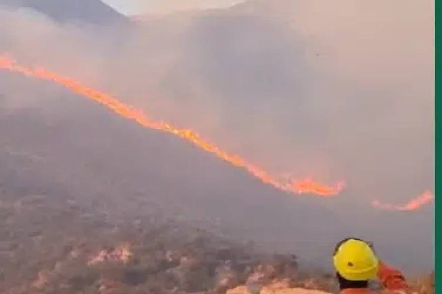Brigadistas y Bomberos Voluntarios combaten incendios en diversas zonas de Andalgalá