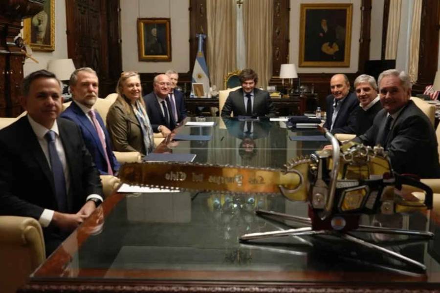 Tras la derrota en la elección bonaerene, Milei y Caputo se reunieron con el presidente del BID