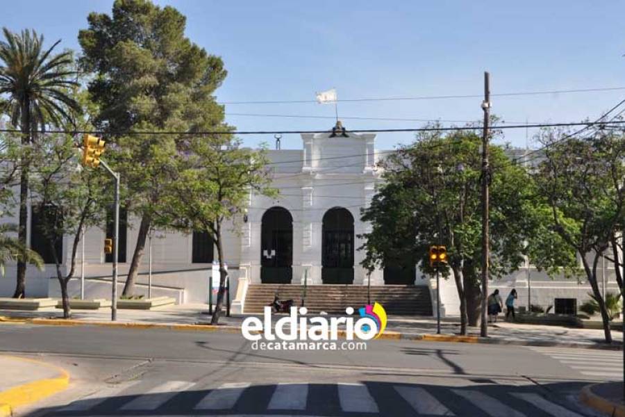 Sigue la polémica por el largo de la pollera de alumnas que concurren a la escuela pre-universitaria FRAY