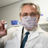 Un jubilado reclama $152 millones a AstraZeneca: una ley de Alberto Fernández protege al laboratorio