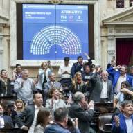 El Gobierno aseguró que debería despedir a más de 60 mil empleados públicos para pagarle a las universidades