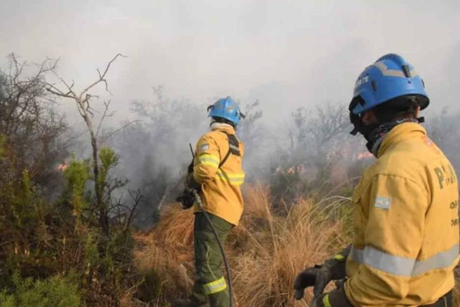 Un bombero terminó herido por la brutal descarga de un avión hidrante en pleno incendio en Córdoba