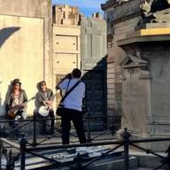 Los guitarristas de Guns N' Roses hicieron una producción de fotos en el Cementerio de la Recoleta