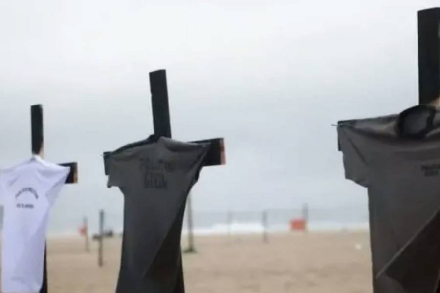 Armaron en una playa de Río de Janeiro un santuario por los policías caídos en el operativo contra Comando Vermelho