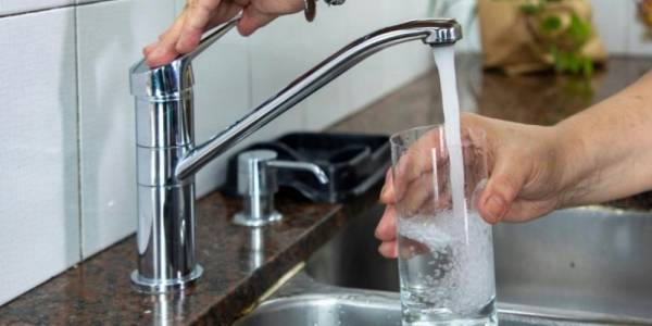 “El agua no debería oler ni saber mal”: Vecina de Fray Mamerto Esquiú denuncia problemas de potabilidad  