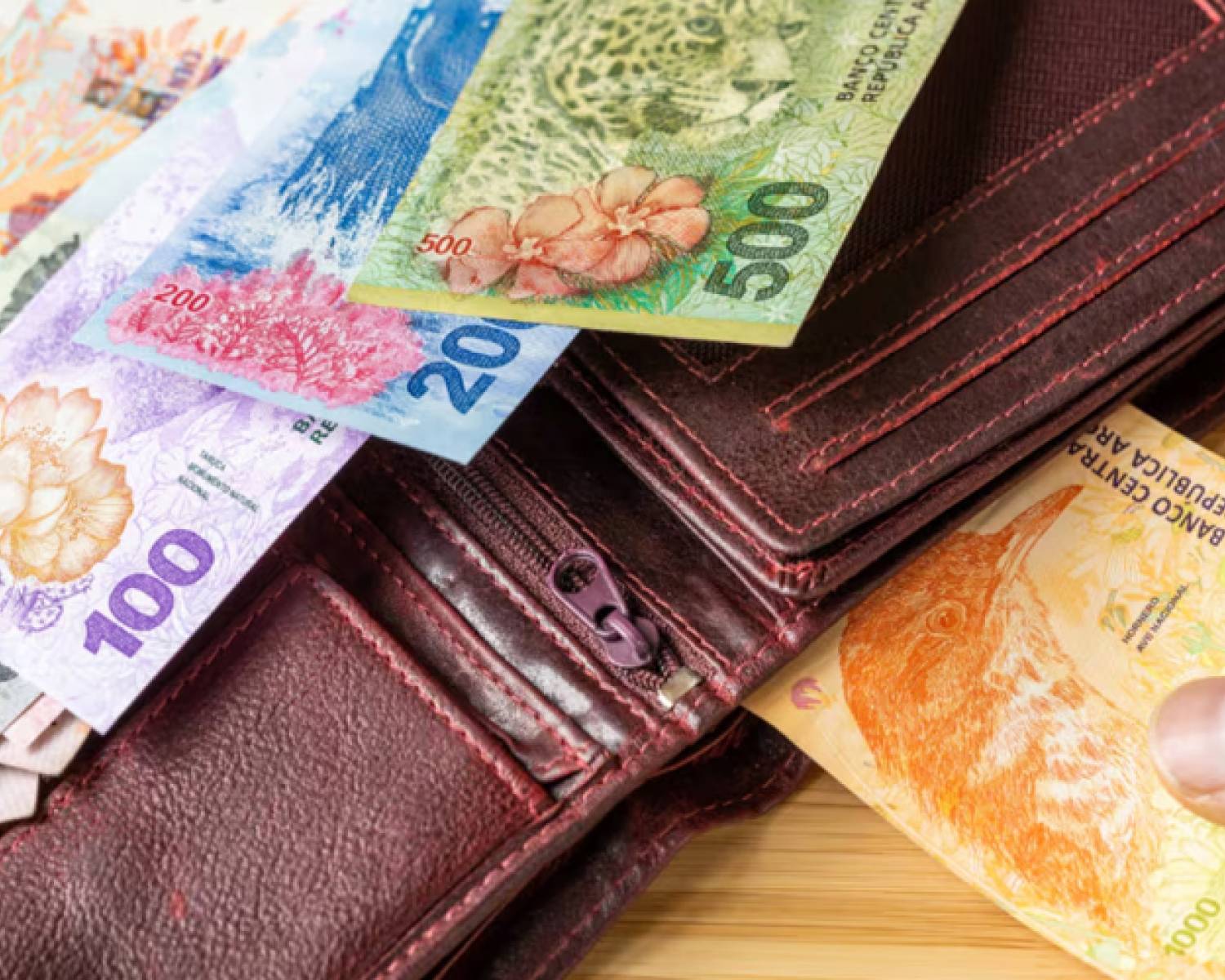 El uso de billetes sigue en caída libre: solo representa el 6% de la economía y gana terreno el QR