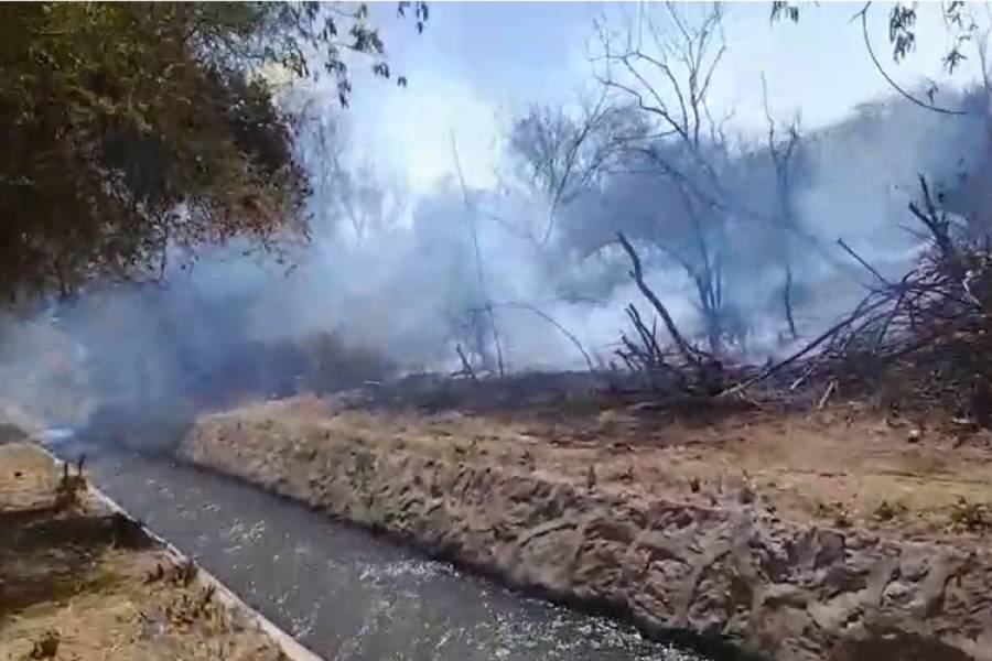 Voráz incendio en Sierra Brava 