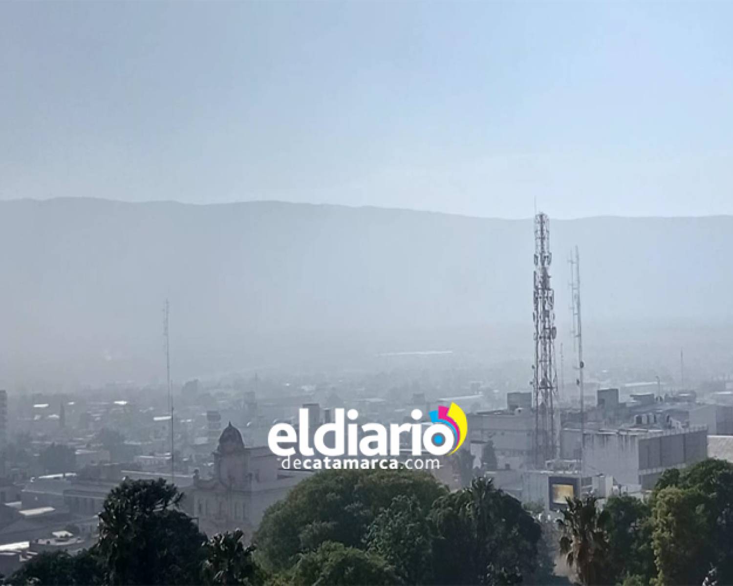 Un denso y maloliente humo azota la capital catamarqueña  