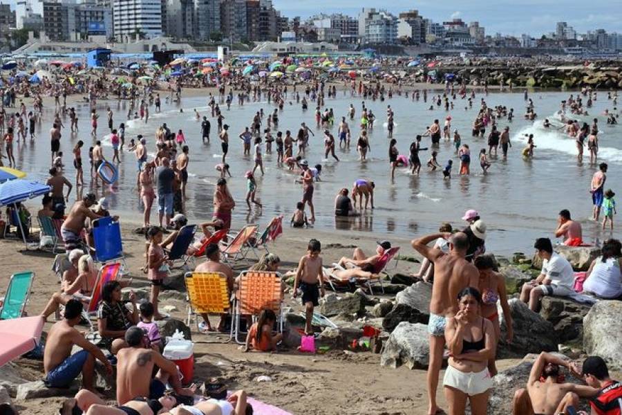 Playas libres de humo: Mar del Plata aplicará fuertes multas por fumar en los balnearios