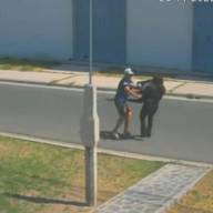 Mira el vídeo: Le asestó seis puñaladas a una mujer luego de no poder robarle