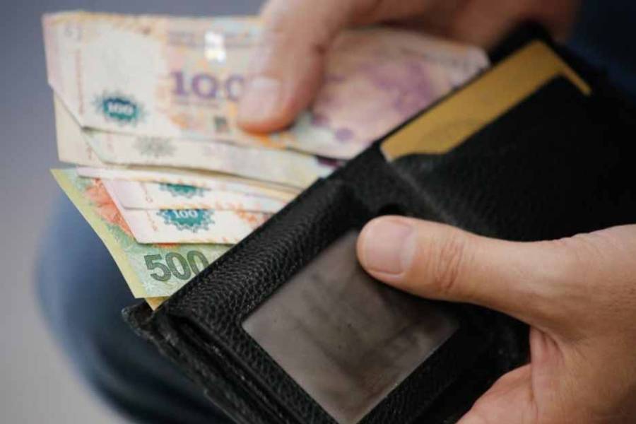 Salario mínimo: el Gobierno fijó aumentos escalonados hasta agosto de 2026