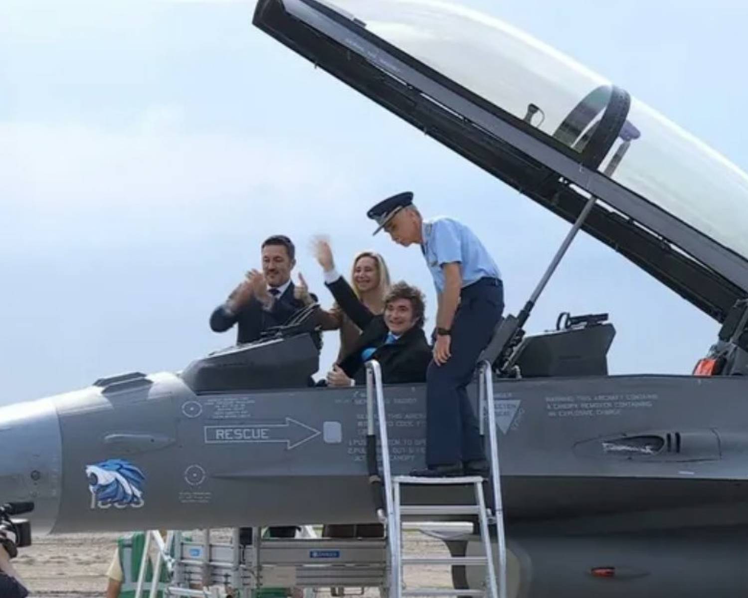 Javier Milei celebró la llegada de los F-16: 