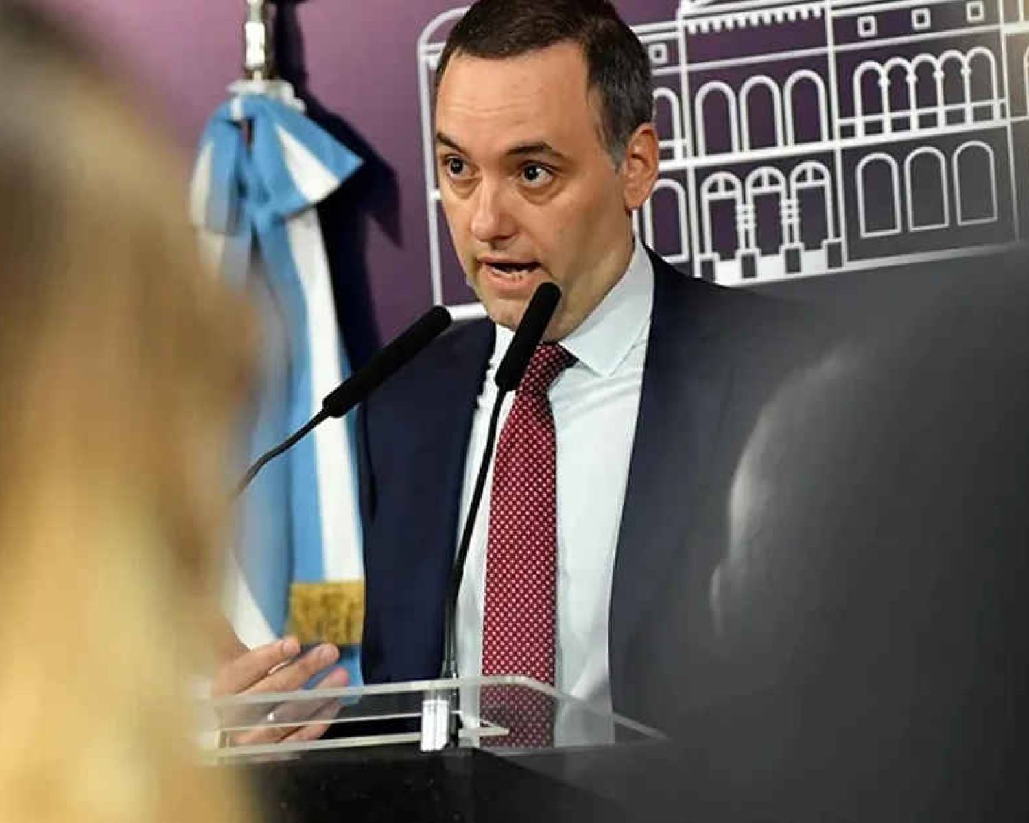 Manuel Adorni presentó el resumen semanal con eje en la baja de la pobreza