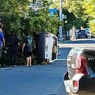 Con su Fiat Uno chocó un árbol, volcó y se salvó de milagro